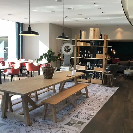 فندق راديسون بلو، 4*